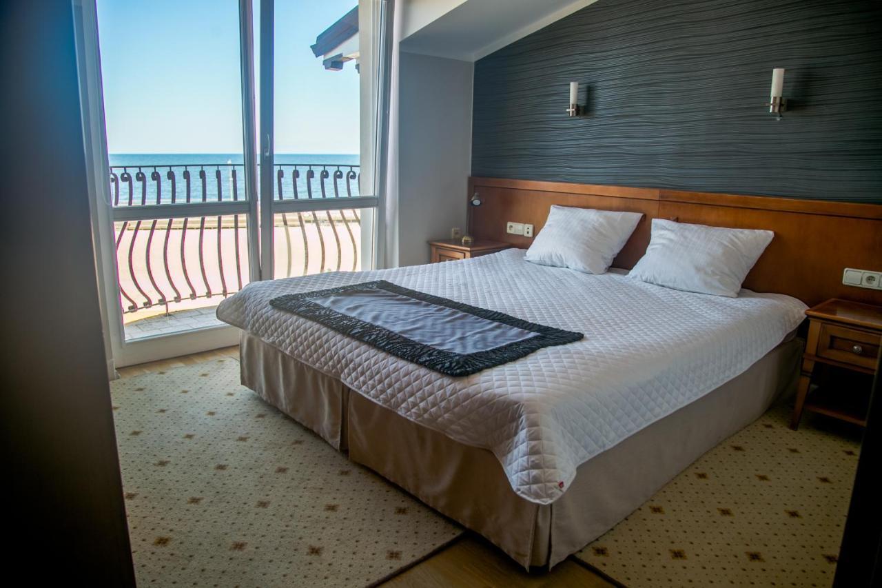 Hotel Apollo Darlowko Bagian luar foto