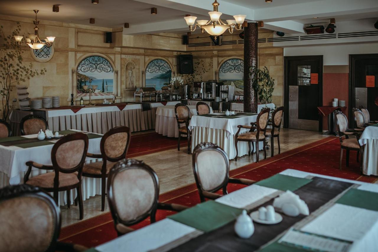 Hotel Apollo Darlowko Bagian luar foto