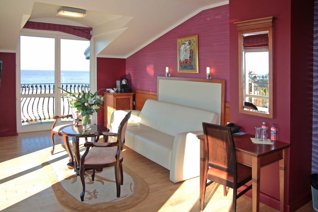 Hotel Apollo Darlowko Bagian luar foto