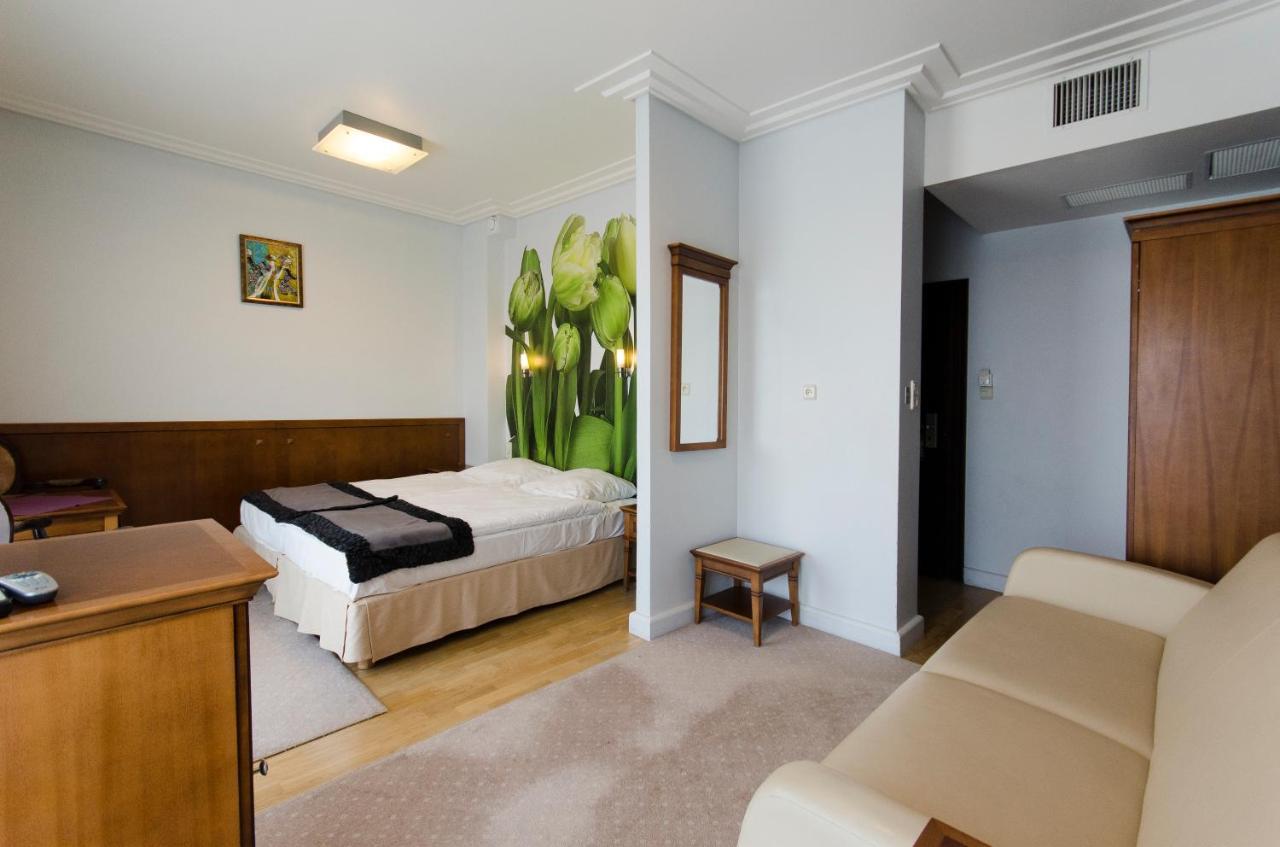 Hotel Apollo Darlowko Bagian luar foto